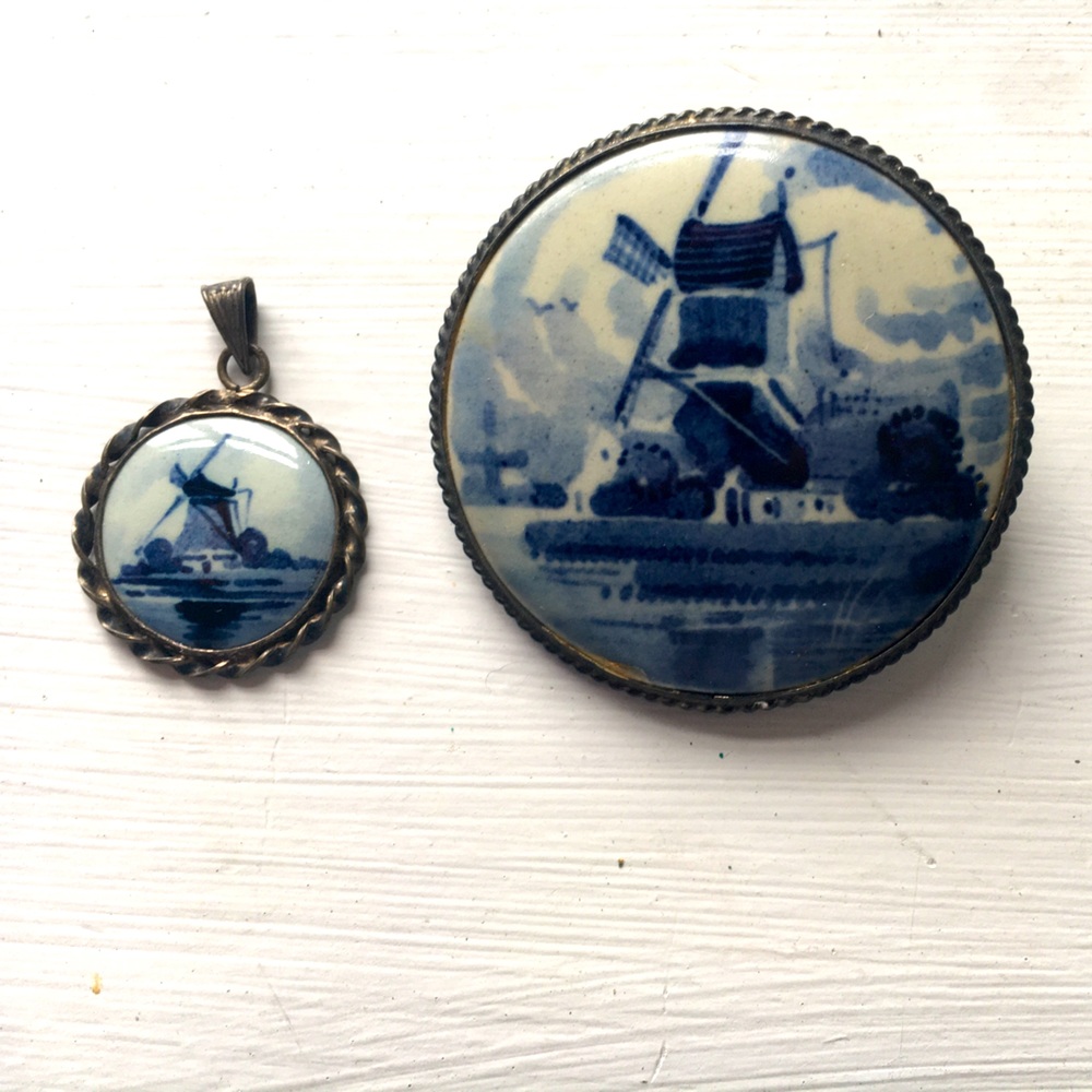 Antique brooch and pendant from Holland. Blue and white.